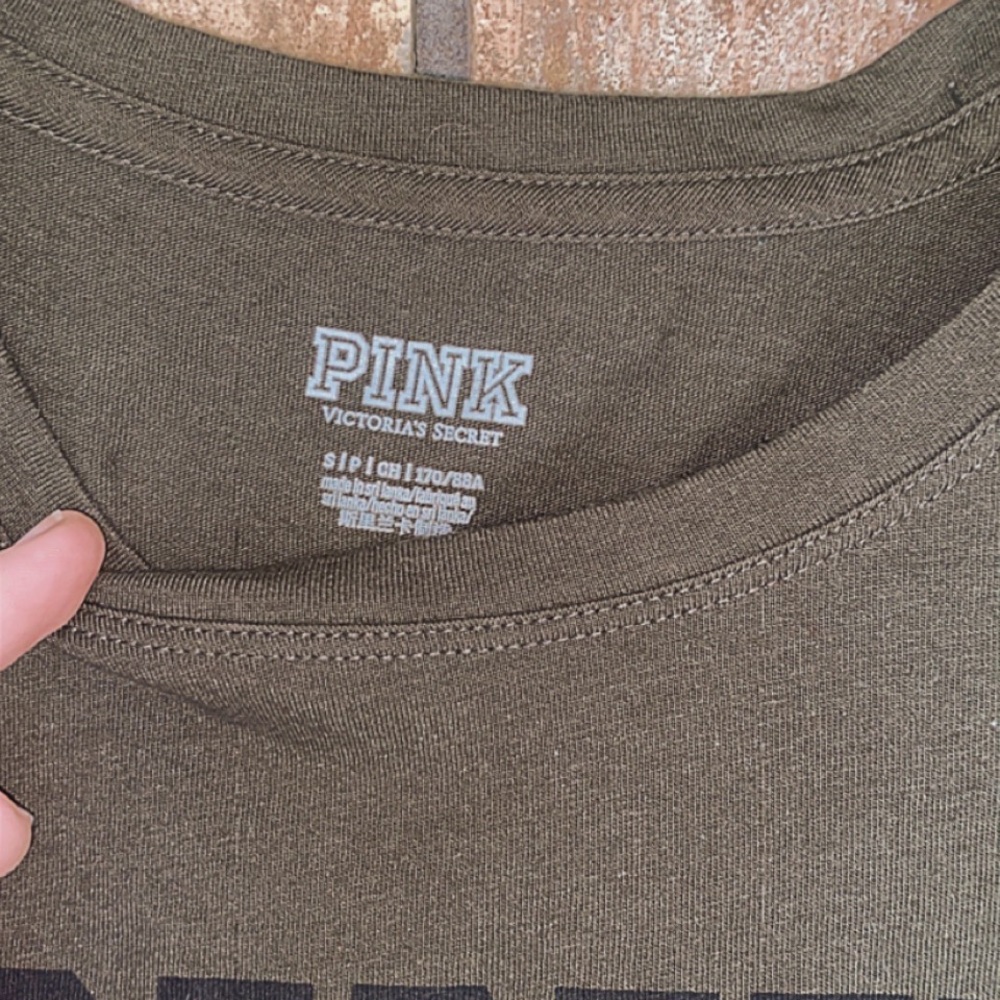 adorable VS Pink t-shirt - Picture 3 of 3